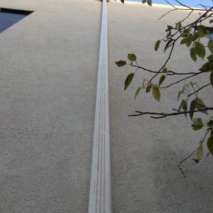 מרזב לבן מחובר לגג בניין