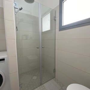 מקלחון זכוכית עם ראש מקלחת עגול