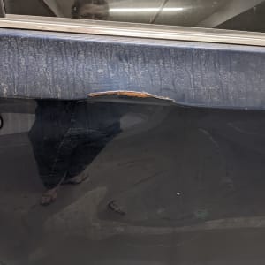 נזק צבע על דלת רכב כחולה