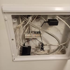 ארון תקשורת עם כבלים ומחברים