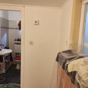 חדר אמבטיה עם כיור, אסלה ומתגים על הקיר