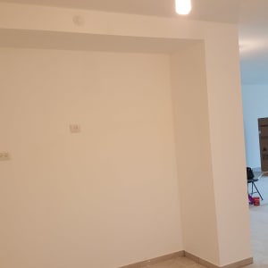 קיר גבס עם שקעי חשמל ותאורה עליונה
