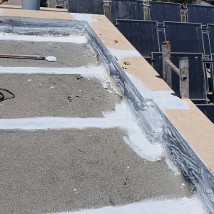 איטום גג עם חומר לבן ומברשת