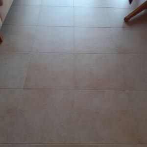 רצפה נקייה עם אריחים בהירים