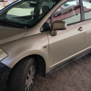 מכונית חונה עם פגוש קדמי ופנסי חזית