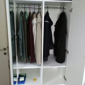 ארון בגדים פתוח עם מדפים ומוט תלייה