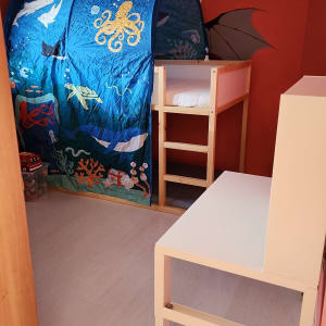 מיטת קומותיים עם סולם וחופה מעוצבת