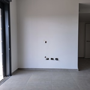 קיר עם חורים לשקעים, רצפת אריחים אפורה