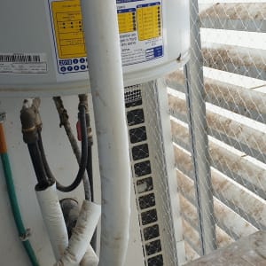 רשת מתכת למניעת כניסת יונים על דוד שמש