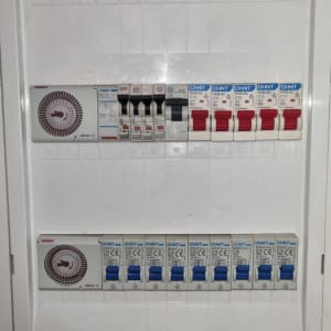 לוח חשמל עם מפסקים ומתגים שונים