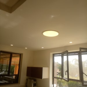 תקרה עם גופי תאורה שקועים ומנורה עגולה