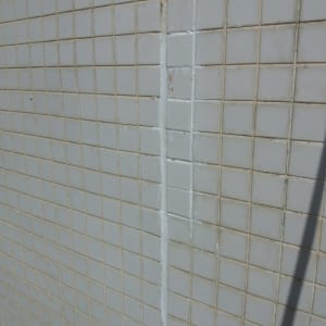 קיר אריחים עם איטום בין האריחים