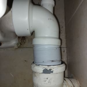 צינור פלסטיק לבן עם חיבורי אינסטלציה