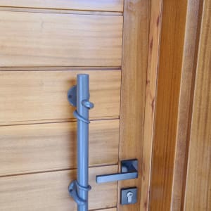 דלת עץ עם מנעול ובריח מתכת