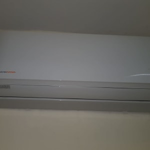 מזגן קיר לבן מותקן על קיר פנימי