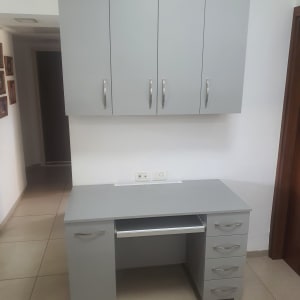 ארון ומגירות אפורים עם ידיות מתכת