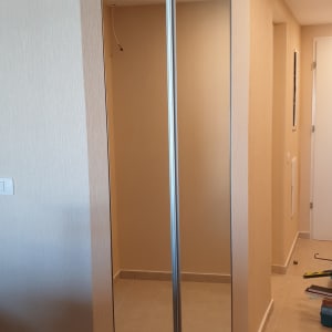 מראה עם מסגרת מתכת מותקנת בקיר