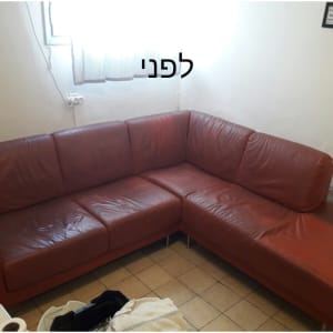 ספה פינתית חומה בחדר עם רצפת אריחים