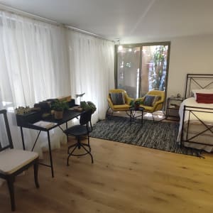 וילון לבן שקוף תלוי על חלון גדול