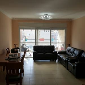 סולם ליד קיר צבוע בסלון מואר