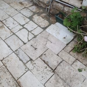 צינור מים מחובר לקיר עם ברז חיצוני