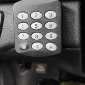 לוח מקשים עם מספרים ברכב