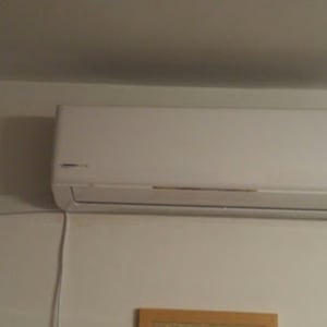 מזגן קיר לבן מותקן על קיר פנימי