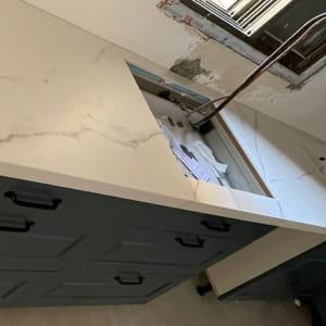 משטח שיש לבן עם עורקים אפורים במטבח