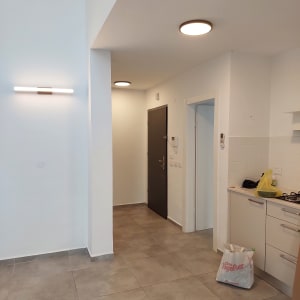 קיר לבן צבוע עם תאורה עליונה