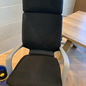 כיסא משרדי שחור עם דלי כחול על הרצפה