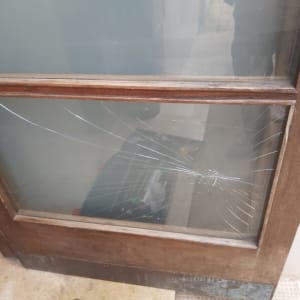 זכוכית דלת שבורה עם סדקים רבים