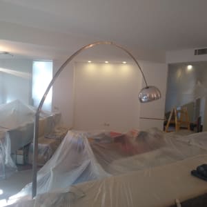 סולם ויריעות פלסטיק לכיסוי רהיטים בחדר