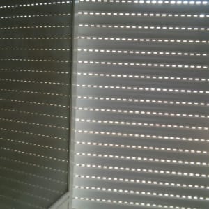 תריסים סגורים עם חריצים לאור