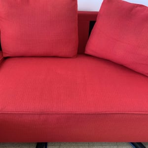 ספה אדומה עם כריות תואמות