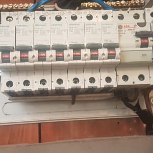 לוח חשמל עם מפסקים של סימנס