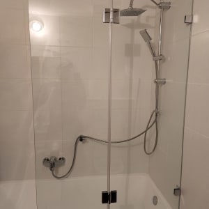 מקלחת עם דלת זכוכית, ראש מקלחת וברזים