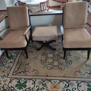 שני כיסאות מרופדים עם הדום על שטיח מעוצב