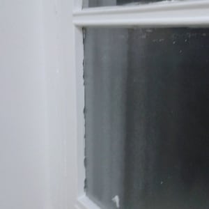 זכוכית חלון עם מסגרת לבנה