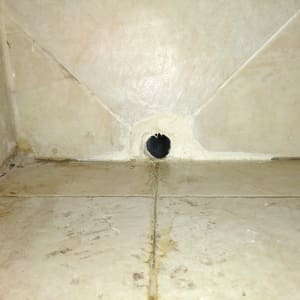 חור בקיר אטום בחומר איטום לבן