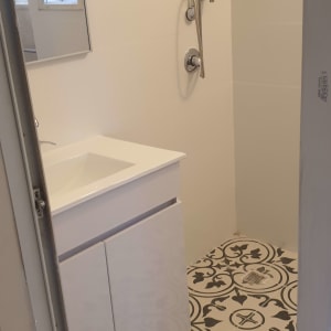 חדר אמבטיה עם אריחים מעוצבים ומקלחת חדשה