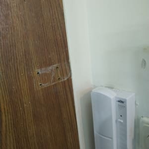 דלת עץ עם חורים למנעול שהוסר