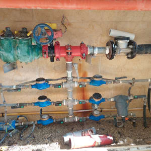 מערכת צינורות עם ברזים ומדי מים