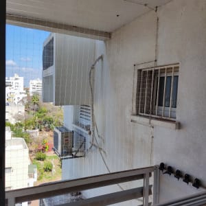 רשת למניעת כניסת יונים במרפסת בניין