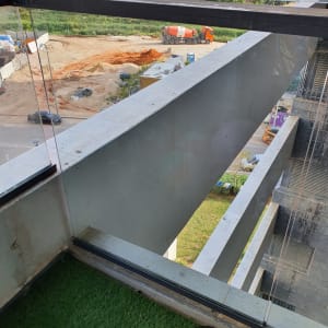 מעקה זכוכית עם נוף חיצוני