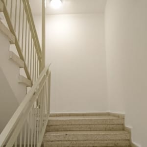 גרם מדרגות עם קירות צבועים בלבן