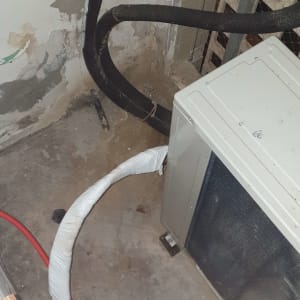 צינורות ומיכל מים בחדר שירות