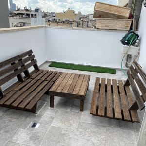 ריהוט עץ על מרפסת עם רצפת אריחים