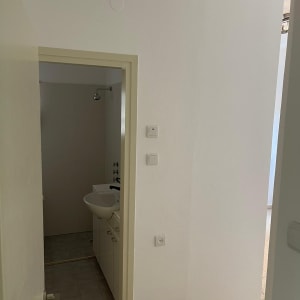 קיר צבוע בלבן ליד דלת פתוחה