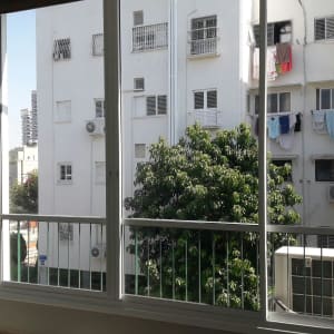 חלון אלומיניום גדול עם מסגרת לבנה