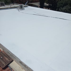 גג אטום בלבן עם מערכת מיזוג אוויר